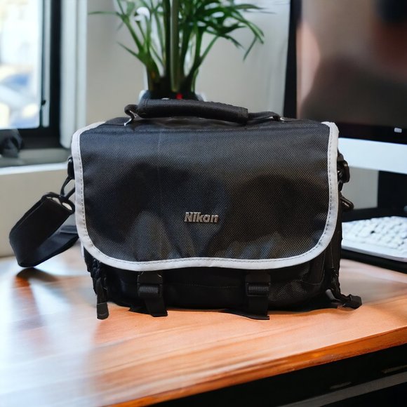 NWOT Nikon Black Digital SLR Gadget Camera Messenger  Bag - Picture 1 of 9